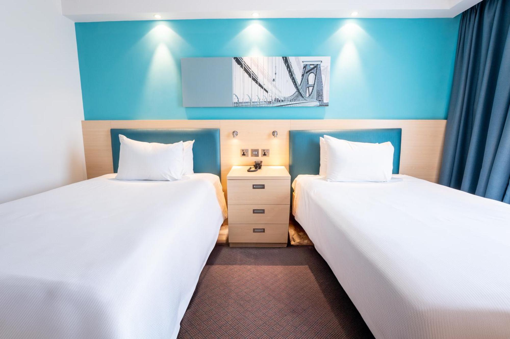 Hampton By Hilton Bristol Airport Hotel Redhill  Екстериор снимка