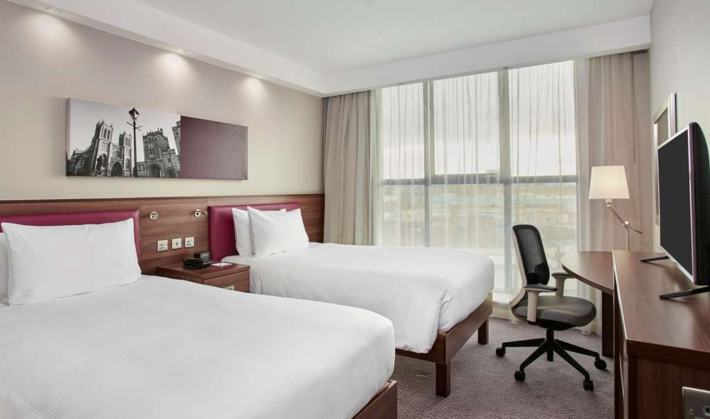 Hampton By Hilton Bristol Airport Hotel Redhill  Стая снимка